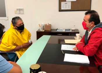 A pesar de los riesgos, Pedro Joaquín ofrece atención directa a su gente