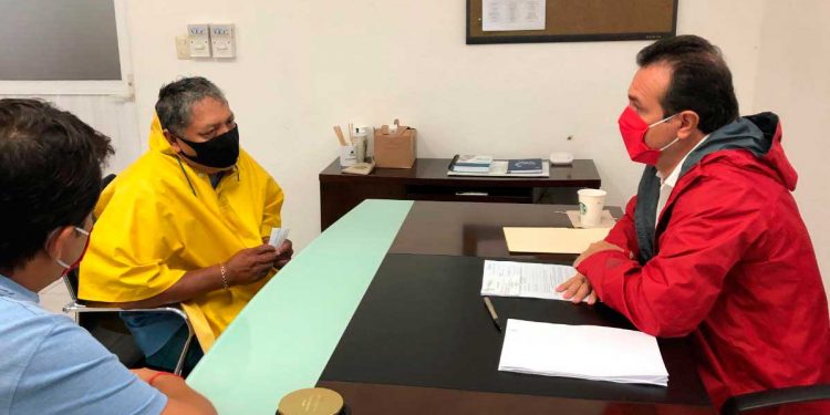 A pesar de los riesgos, Pedro Joaquín ofrece atención directa a su gente