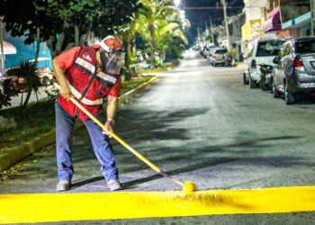 Al 90% los trabajos de pintura en topes y pasos peatonales en Isla Mujeres