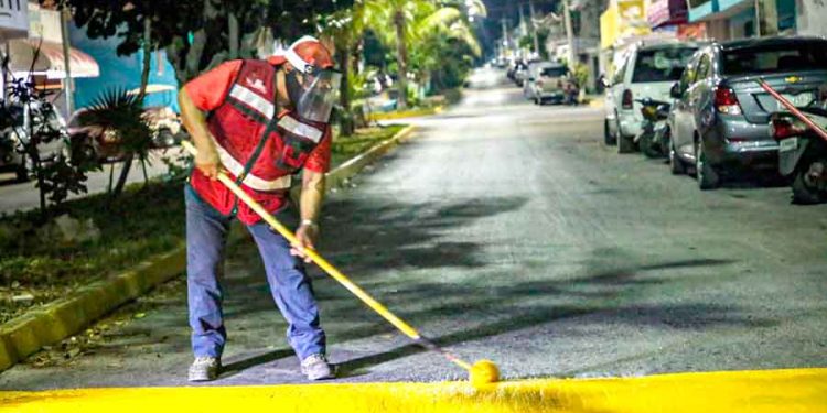 Al 90% los trabajos de pintura en topes y pasos peatonales en Isla Mujeres