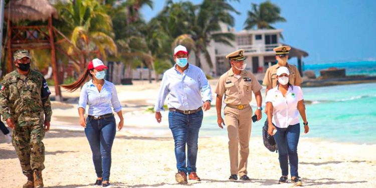 Supervisan que las playas de Isla Mujeres estén libres de sargazo