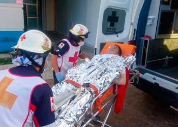 Recibe tres disparos cuando instalaba su puesto en el tianguis de Cancún