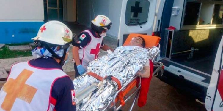 Recibe tres disparos cuando instalaba su puesto en el tianguis de Cancún