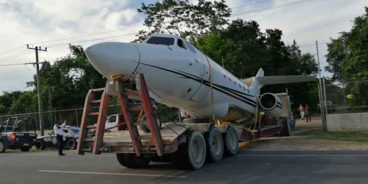 Finalmente retiran narcoavioneta de camino en Pucté