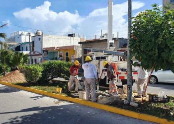 Continúan en Isla Mujeres trabajos de alumbrado público