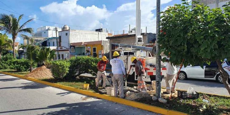 Continúan en Isla Mujeres trabajos de alumbrado público