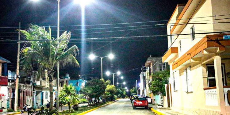 Avanzan los trabajos de alumbrado público en Isla Mujeres