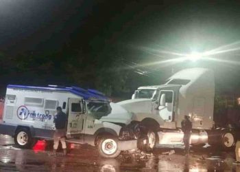 Chocan con un trailer para robar 80 millones de un camión de valores,
