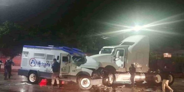 Chocan con un trailer para robar 80 millones de un camión de valores,
