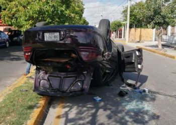 Cafre atropellan a una mujer en Cancún y vuelca a media calle