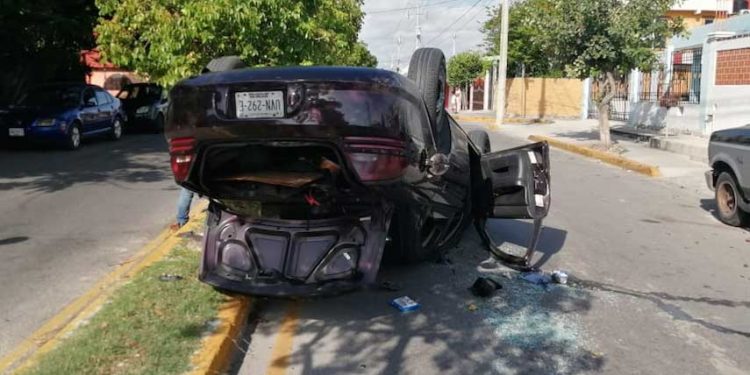 Cafre atropellan a una mujer en Cancún y vuelca a media calle