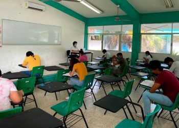 Bajo estrictas medidas de higiene y sana distancia, alumnos acuden a presentar examen en Bachilleres