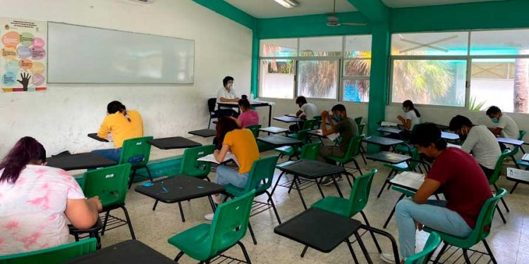 Bajo estrictas medidas de higiene y sana distancia, alumnos acuden a presentar examen en Bachilleres