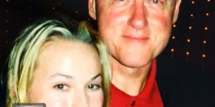 Salen a la luz fotos que involucran a Bill Clinton en el caso de Jeffrey Epstein