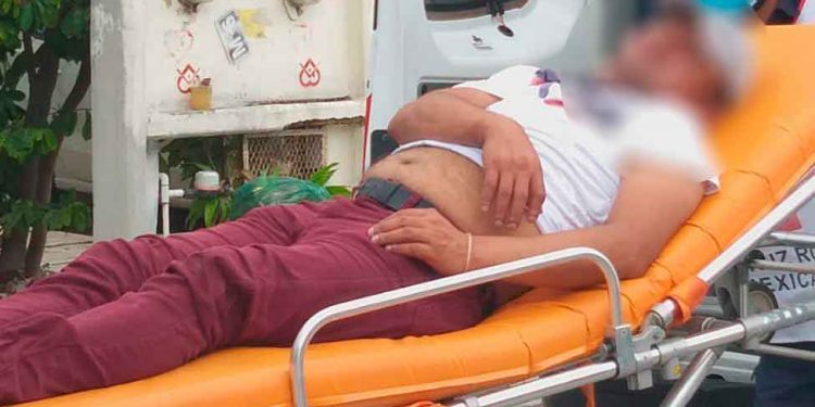 Bajo los efectos del alcohol decide cortarse el cuello a bordo de un taxi en Cancún