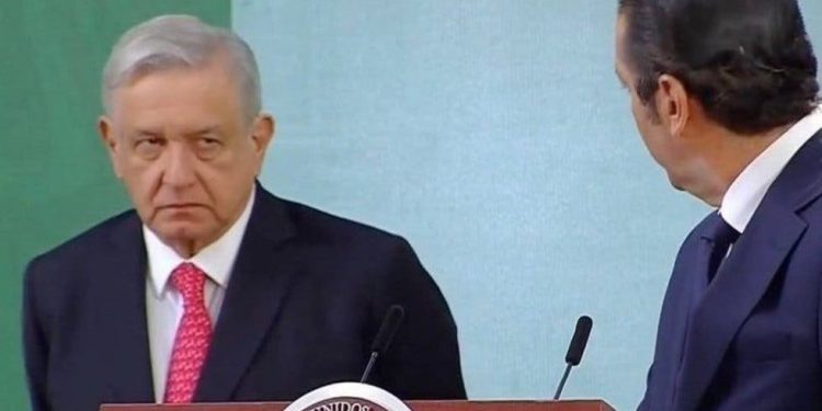 Frente a AMLO, gobernador de Querétaro rechaza acusaciones de Lozoya