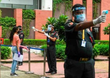 Europa reabre escuelas pese a repunte de Covid-19