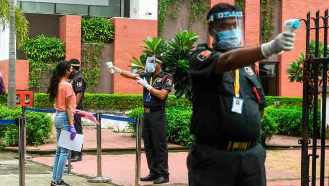 Europa reabre escuelas pese a repunte de Covid-19