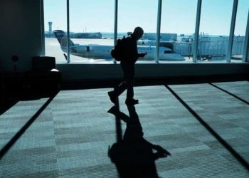 Levanta Estados Unidos alerta de viaje mundial por el COVID-19