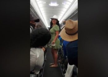 La bajan del avión en Cancún por impertinente y ahora la llaman la #LadyCOVID