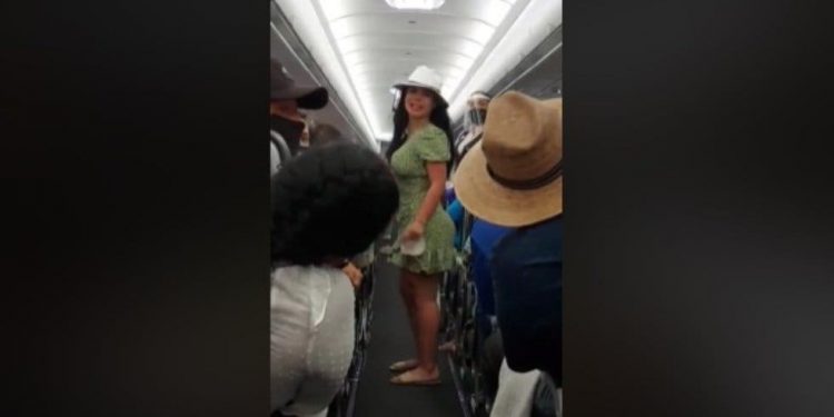 La bajan del avión en Cancún por impertinente y ahora la llaman la #LadyCOVID