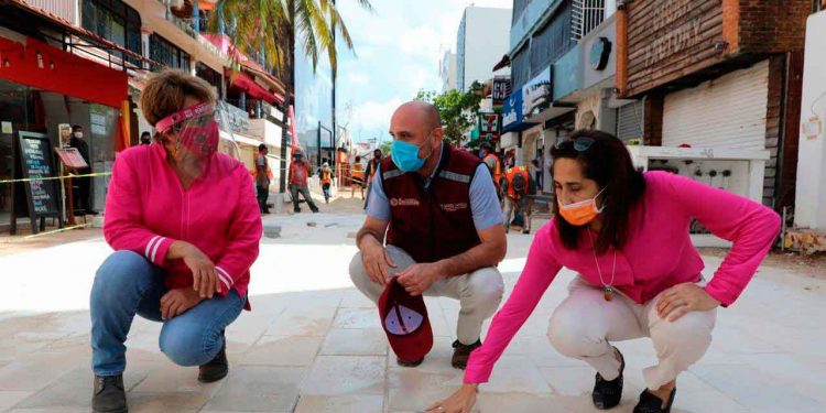 Supervisa Laura Beristain instalación de baldosas y adocretos en la Quinta Avenida