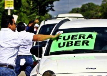 Pide Erasmo a sus taxistas no caer en provocaciones con operadores de Uber