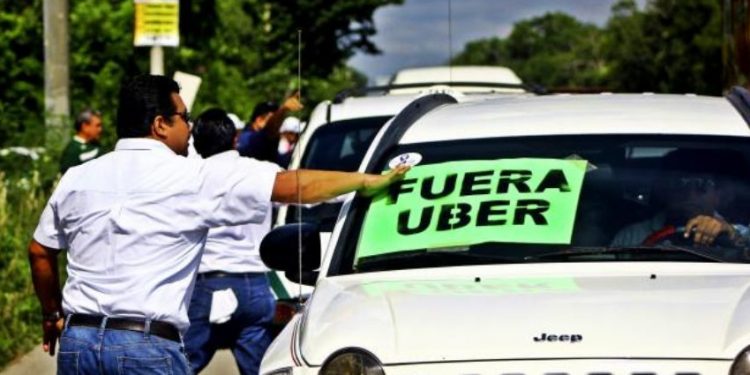 Pide Erasmo a sus taxistas no caer en provocaciones con operadores de Uber