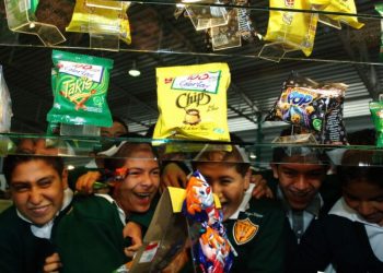Oaxaca prohíbe la venta de bebidas azucaradas y comida chatarra a menores