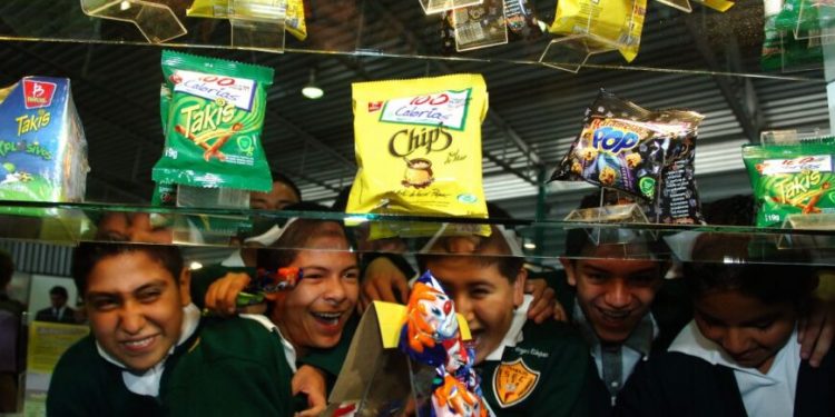 Oaxaca prohíbe la venta de bebidas azucaradas y comida chatarra a menores