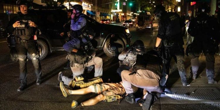 Enfrentamientos entre antirracistas y seguidores de Trump dejan un muerto en Portland, EU
