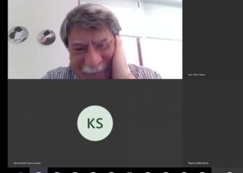 Maestro llora de frustración por problemas para dar clase virtual; alumnos lo apoyan