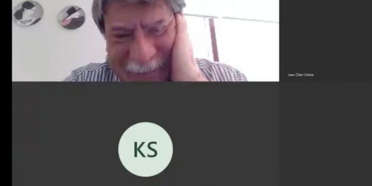 Maestro llora de frustración por problemas para dar clase virtual; alumnos lo apoyan