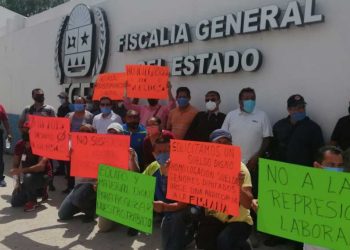 Fiscales protestan en Cancún y exigen mejores salarios; piden hablar con el fiscal Montes de Oca