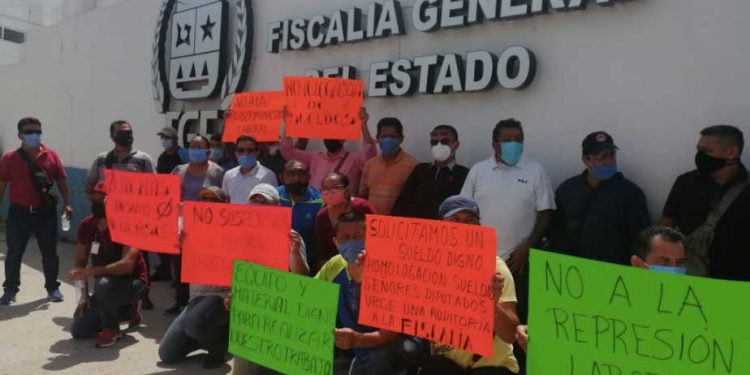 Fiscales protestan en Cancún y exigen mejores salarios; piden hablar con el fiscal Montes de Oca