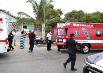 Atacan a balazos tres personas en un taller en Cancún, entre ellos un menor de edad