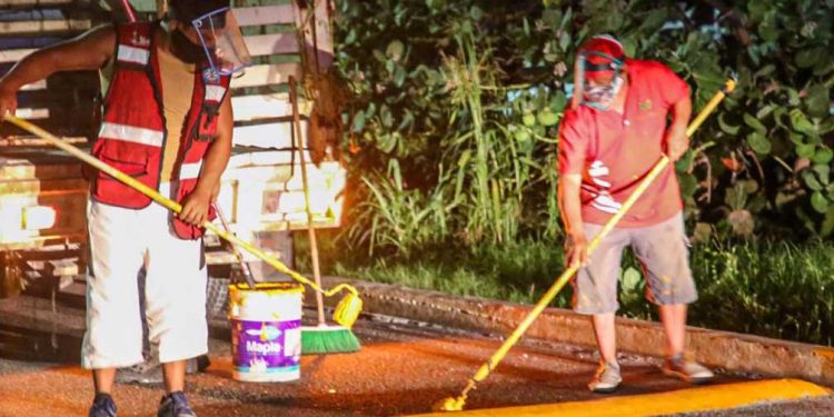 Renuevan pintura en pasos peatonales de Isla Mujeres