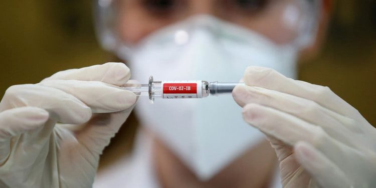 EU desarrolla cepa de COVID-19 para ensayos con humanos