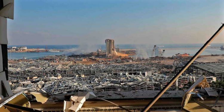 Buscan supervivientes en la zona devastada por la explosión en Beirut