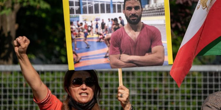 Campeón de lucha de Irán fue ejecutado en la horca