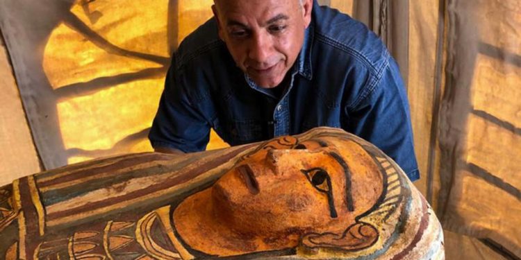 Hallan 14 sarcófagos de unos 2 mil 500 años de antigüedad