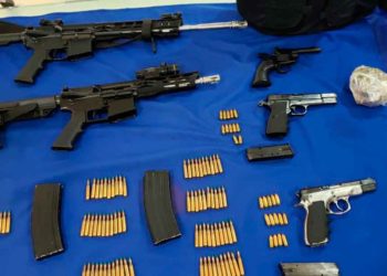 Aseguran armas, drogas, teléfonos celulares y hasta placas de vehículos en una casa de seguridad en Cancún