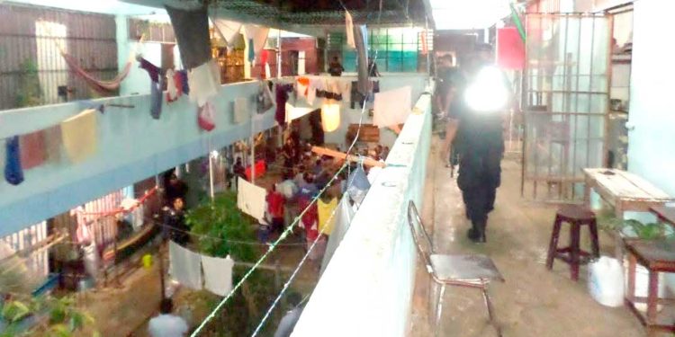 Les decomisan celulares, drogas y hasta un aire acondicionado a reos en el CERESO