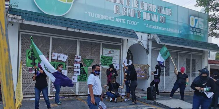 Mujeres toman sedes del CDHQROO en Cancún y Chetumal