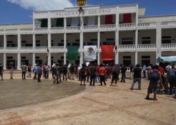 Se manifiestan frente a Palacio de Gobierno para denunciar extorsiones de parte de Inmoveqroo