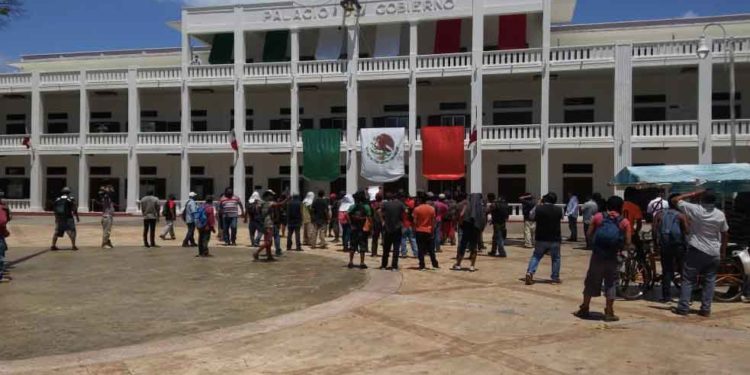 Se manifiestan frente a Palacio de Gobierno para denunciar extorsiones de parte de Inmoveqroo