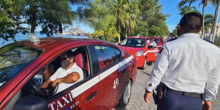 Detecta INMOVEQROO taxis trabajando sin pólizas y sin placas
