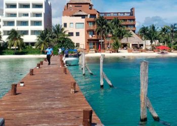 Suspenden trabajos de dragado en muelle de un hotel en Isla Mujeres