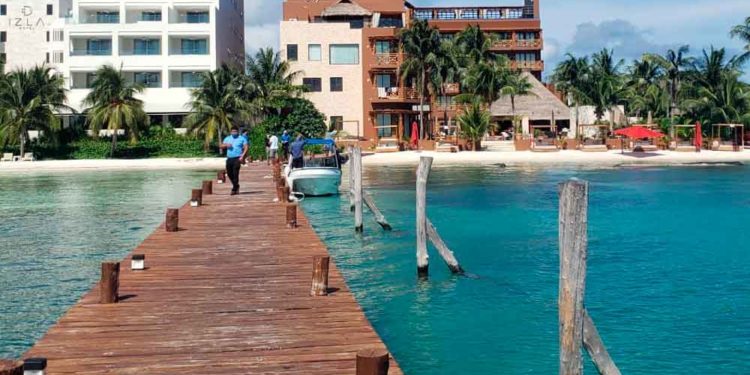 Suspenden trabajos de dragado en muelle de un hotel en Isla Mujeres