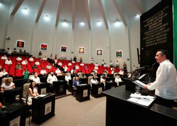 Carlos Joaquín ante diputados presenta su IV Informe de Gobierno